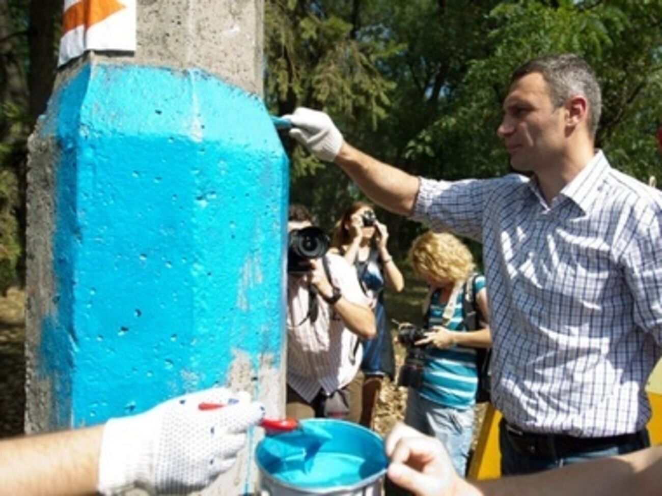 Кличко приобщился к окрашиванию столбов в патриотические цвета