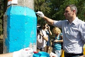 Кличко приобщился к окрашиванию столбов в патриотические цвета