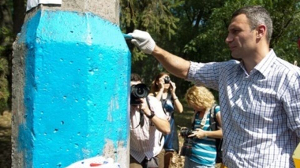 Кличко приобщился к окрашиванию столбов в патриотические цвета