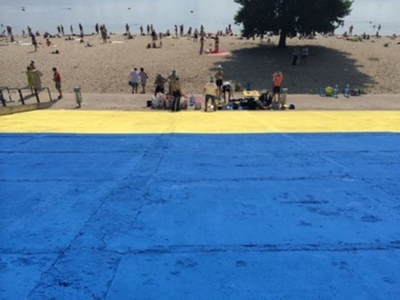 В конце июня активисты перекрасили набережную&nbsp;в национальные цвета