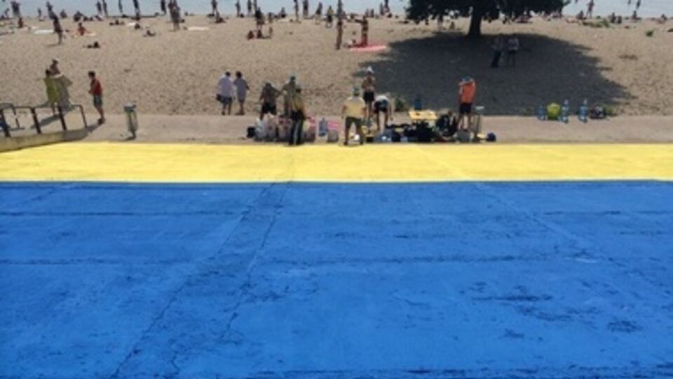 В конце июня активисты перекрасили набережную в национальные цвета