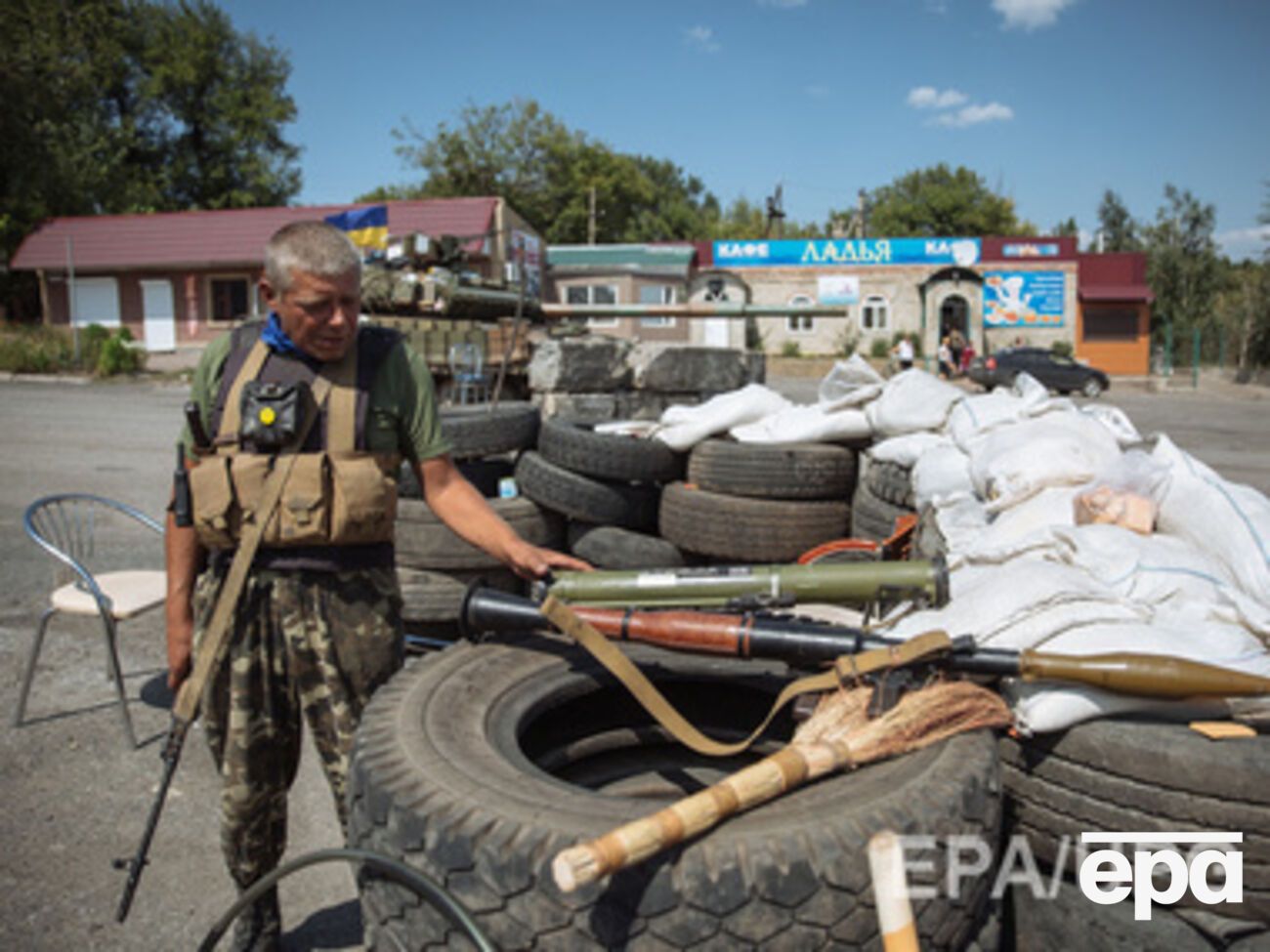 Люди собирают на месте боев оружие и хранят "на всякий случай"