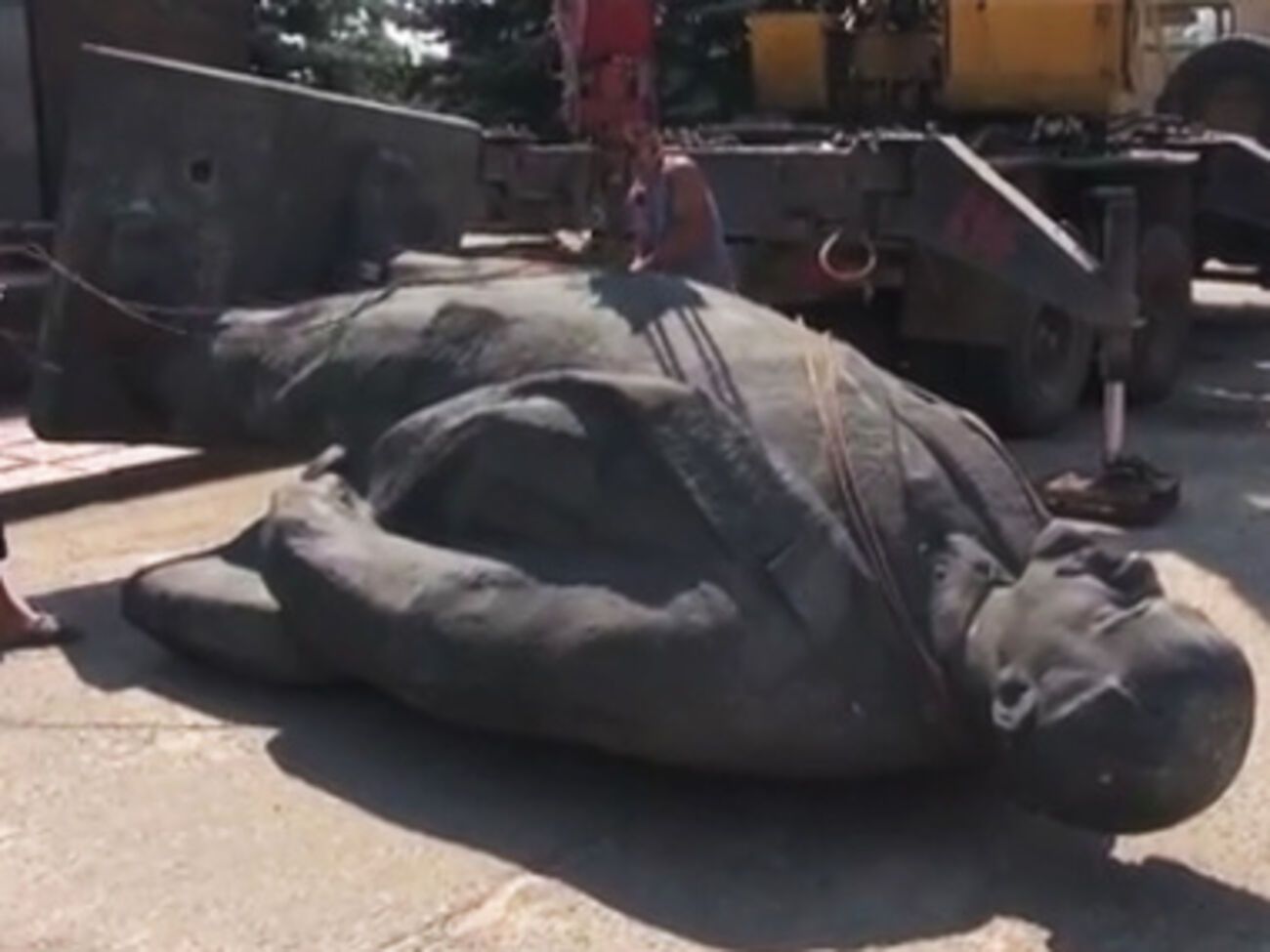 На Донбассе стало одним Лениным меньше