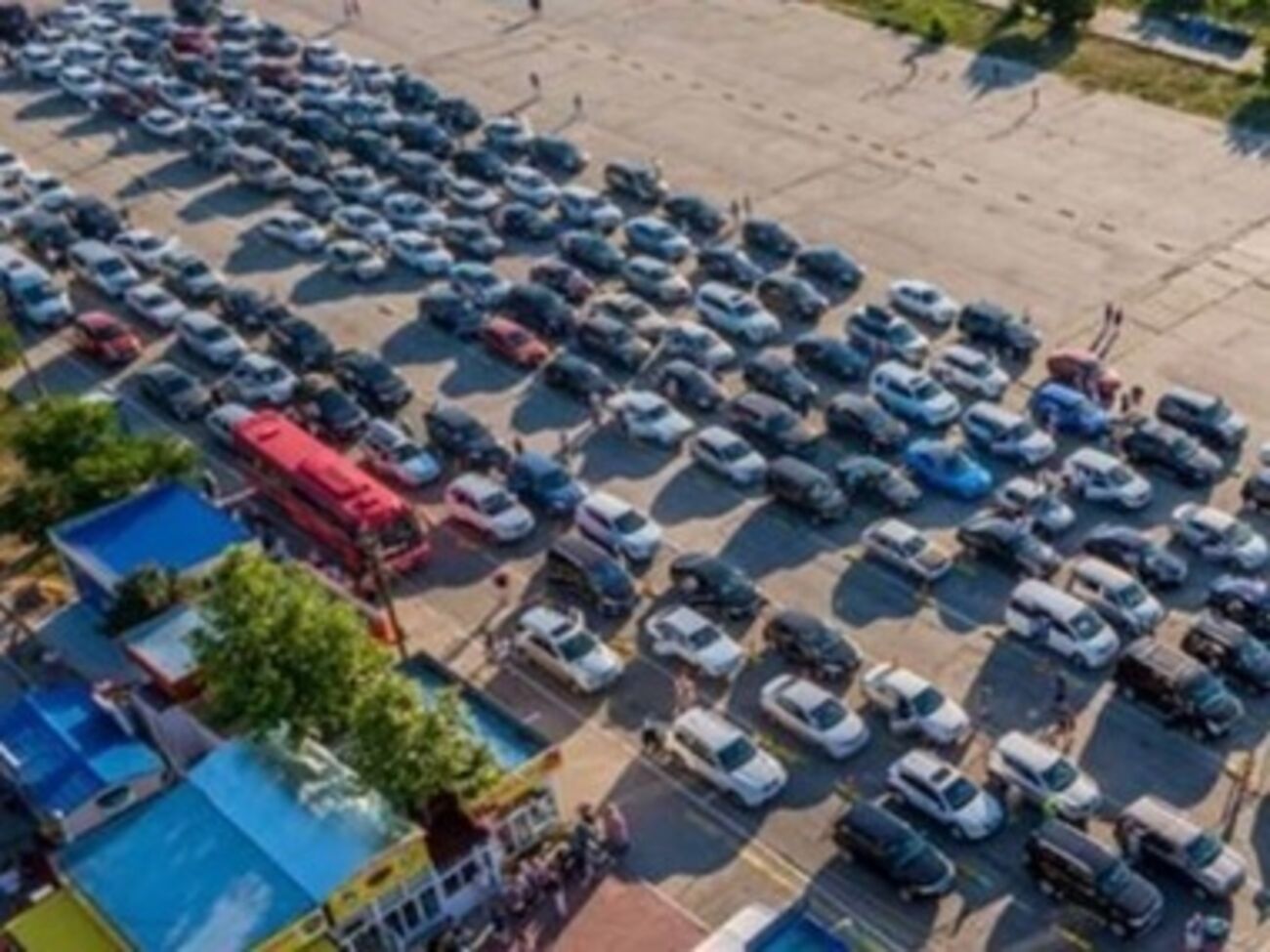 На паромной переправе в Керчи стоит очередь в 2300 автомобилей