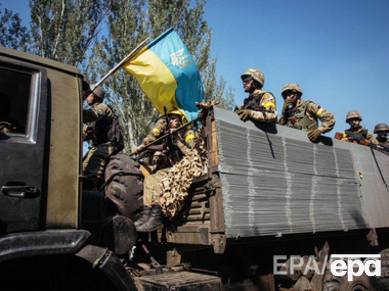 Украинские военные подняли государственный флаг в жилом районе Луганска