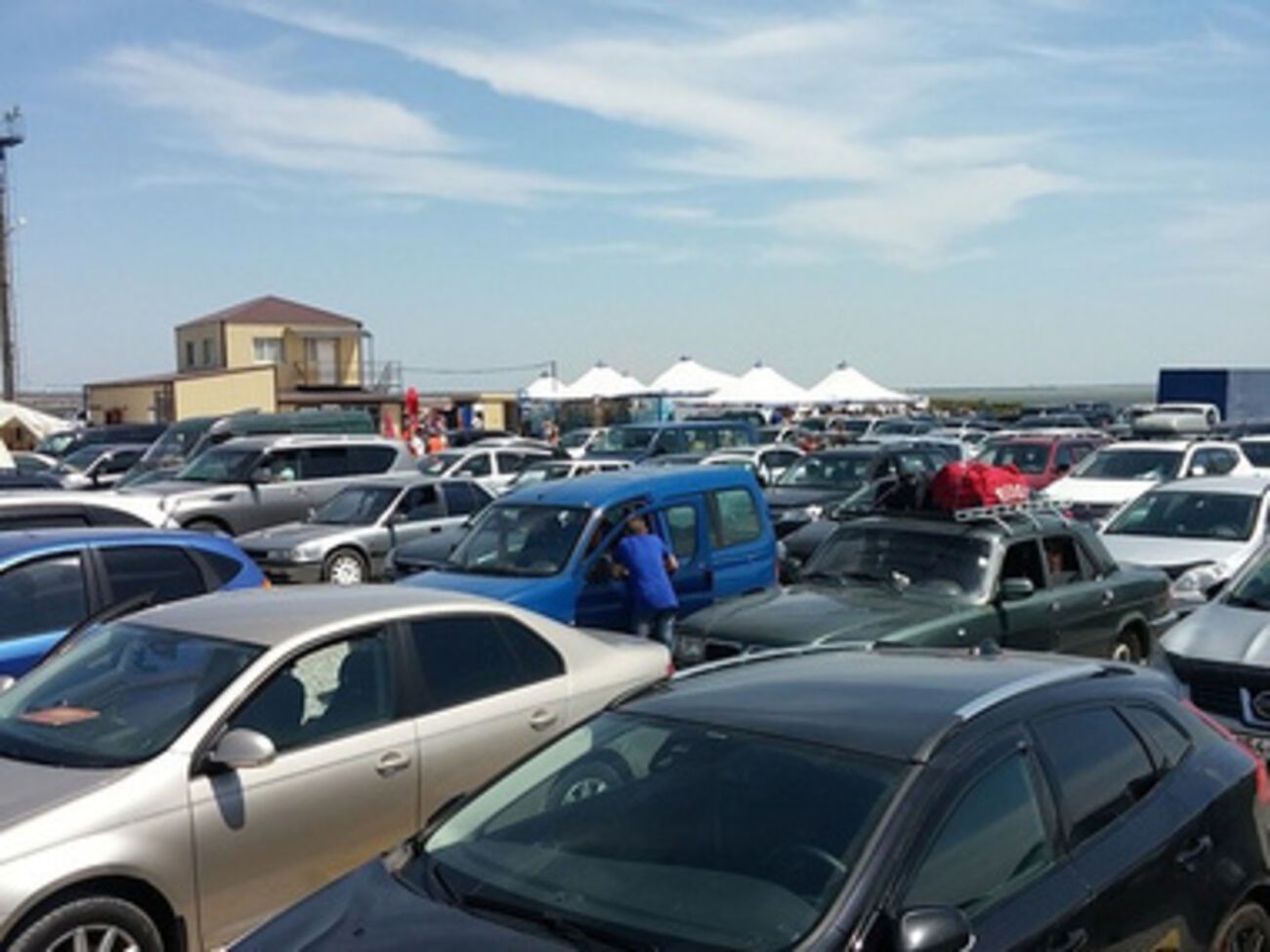 Очереди на паром в порту "Крым" ожидают около 2 300 машин