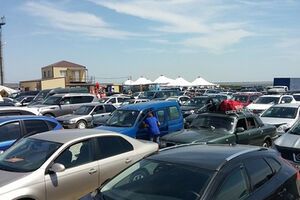 Очереди на паром в порту "Крым" ожидают около 2 300 машин