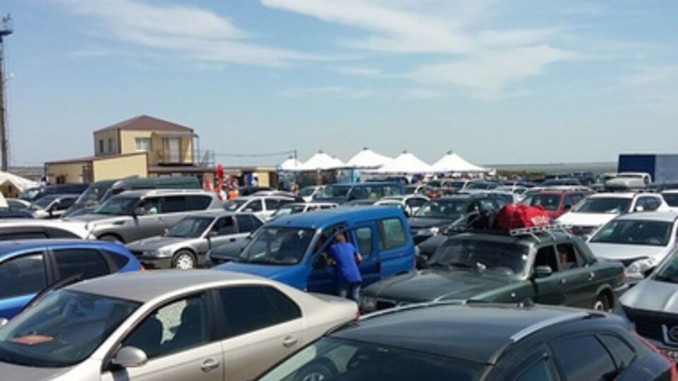 Очереди на паром в порту "Крым" ожидают около 2 300 машин