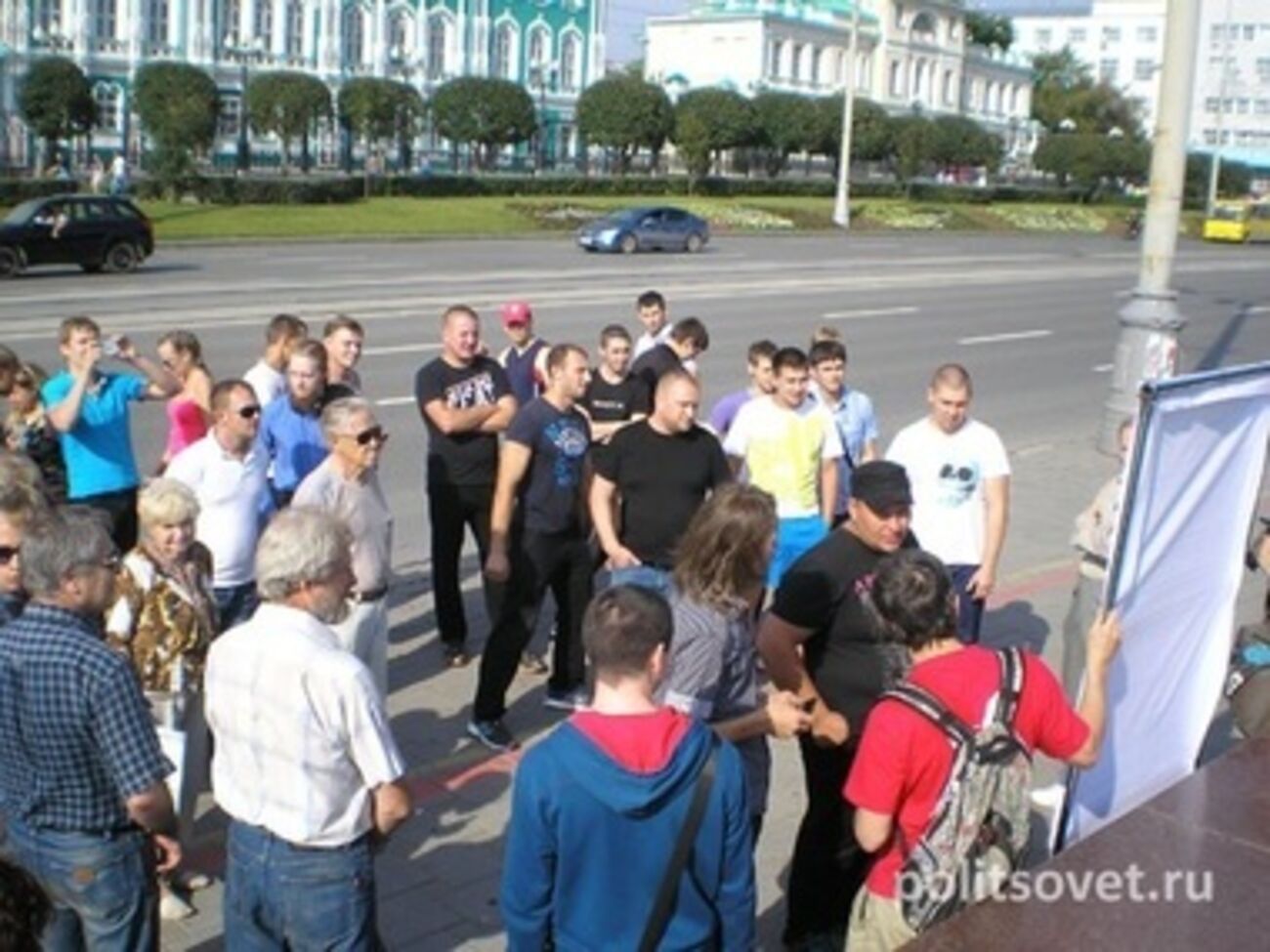 На акцию пришли молодые люди спортивного телосложения