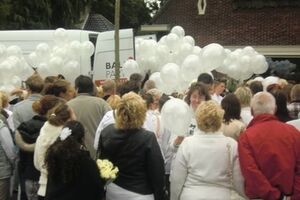 298 воздушных шаров выпустили в небо в память о погибших