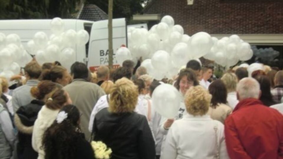 298 воздушных шаров выпустили в небо в память о погибших