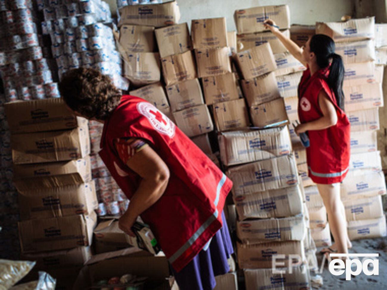 Сотрудники Красного Креста ведут учет гуманитарной помощи