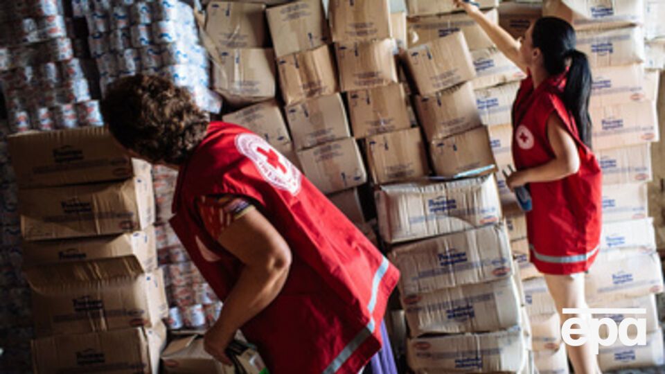 Сотрудники Красного Креста ведут учет гуманитарной помощи