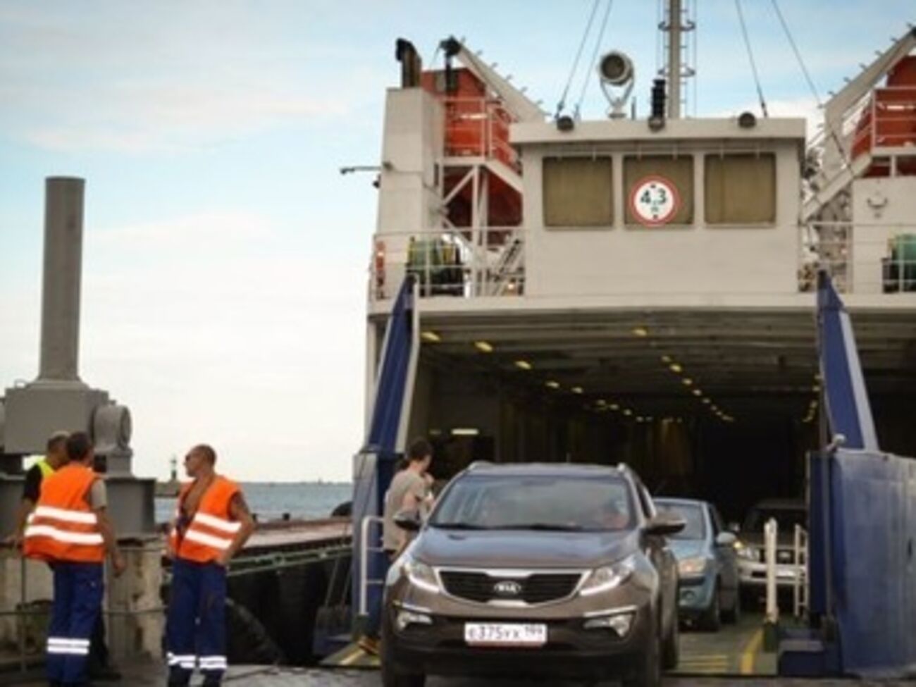 На переправе собрались огромные очереди в обе стороны