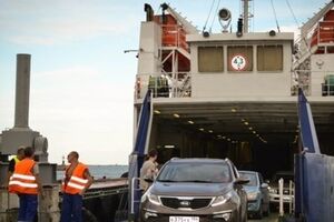 На переправе собрались огромные очереди в обе стороны