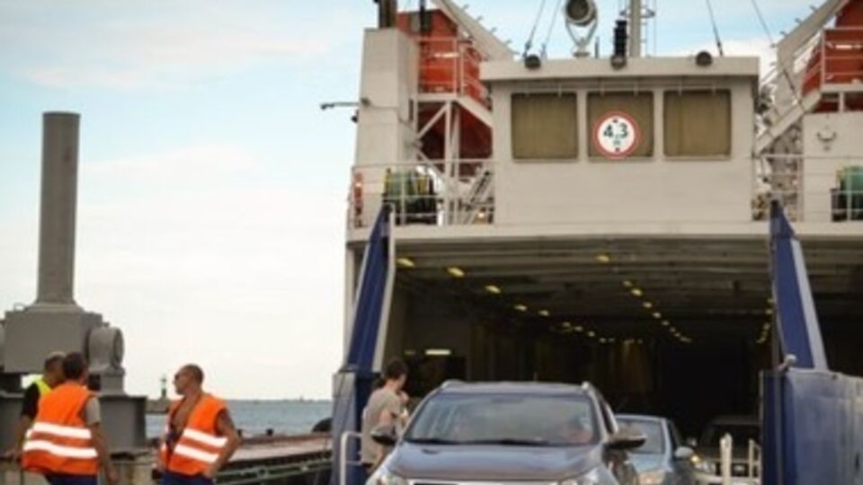 На переправе собрались огромные очереди в обе стороны