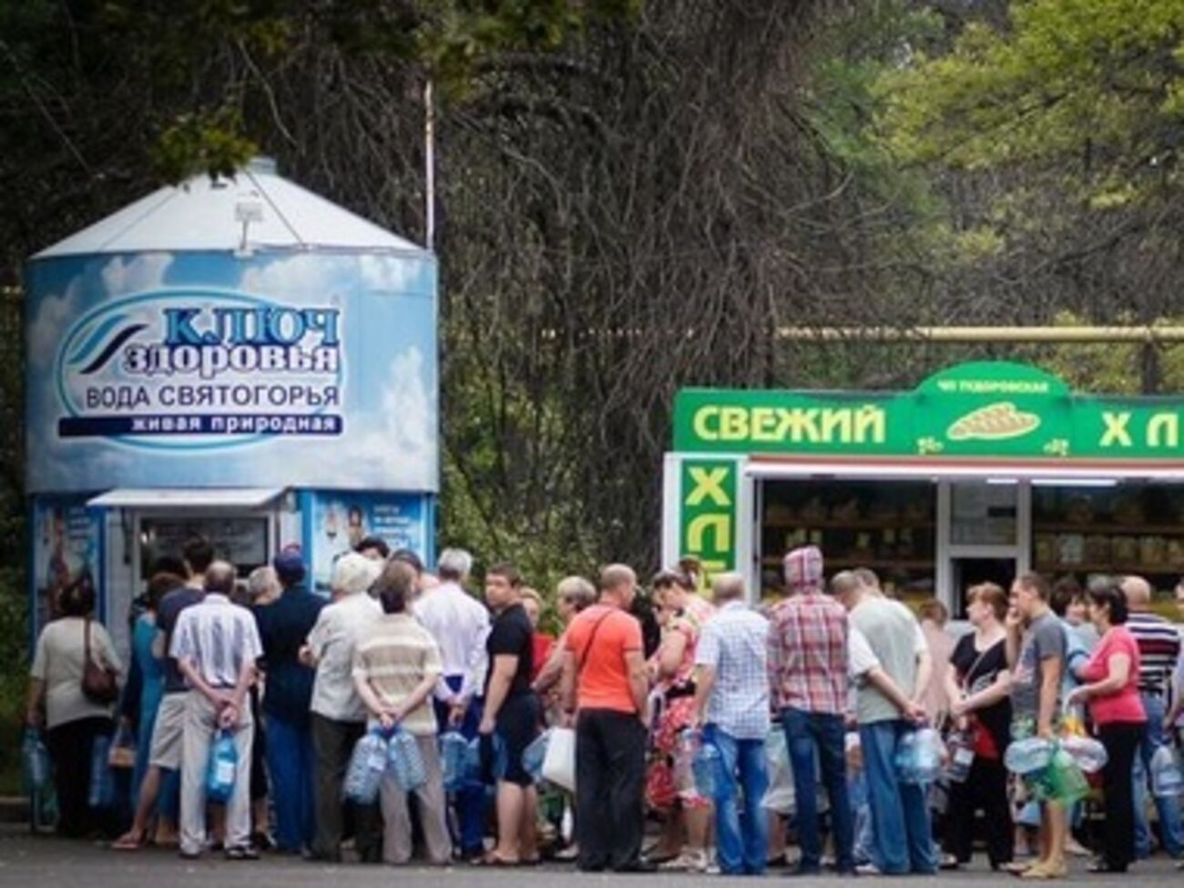 Очередь за питьевой водой в Донецке