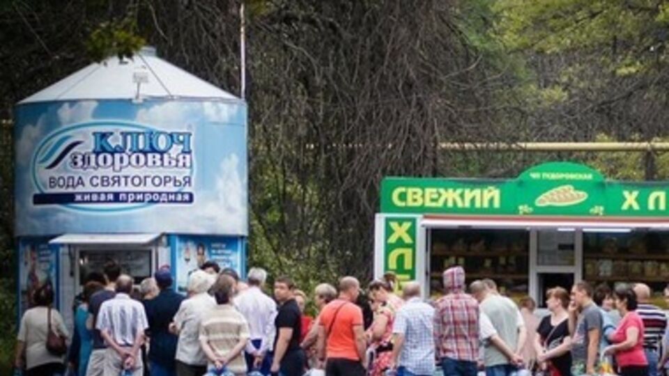 Очередь за питьевой водой в Донецке