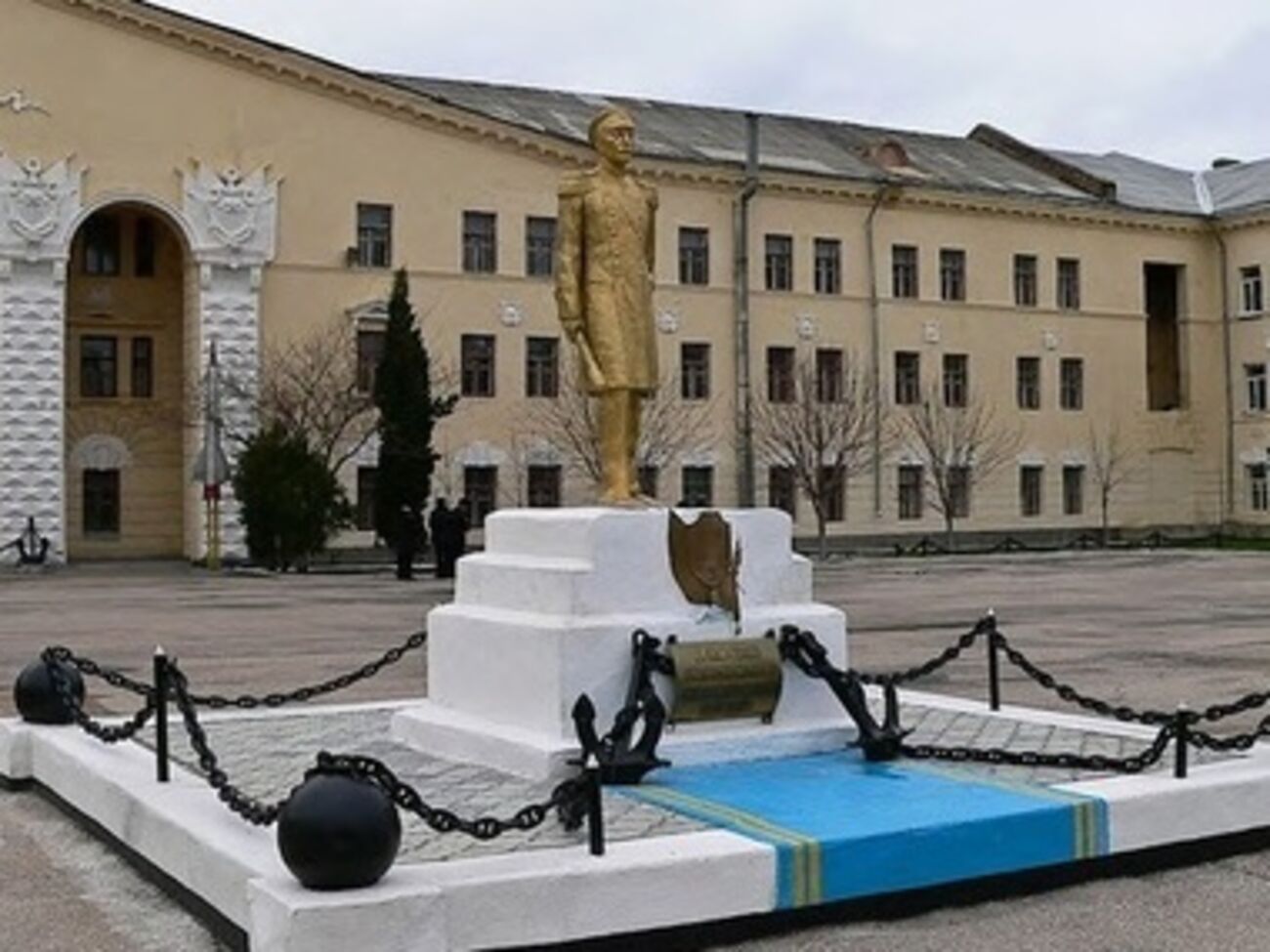 На месте работает МЧС