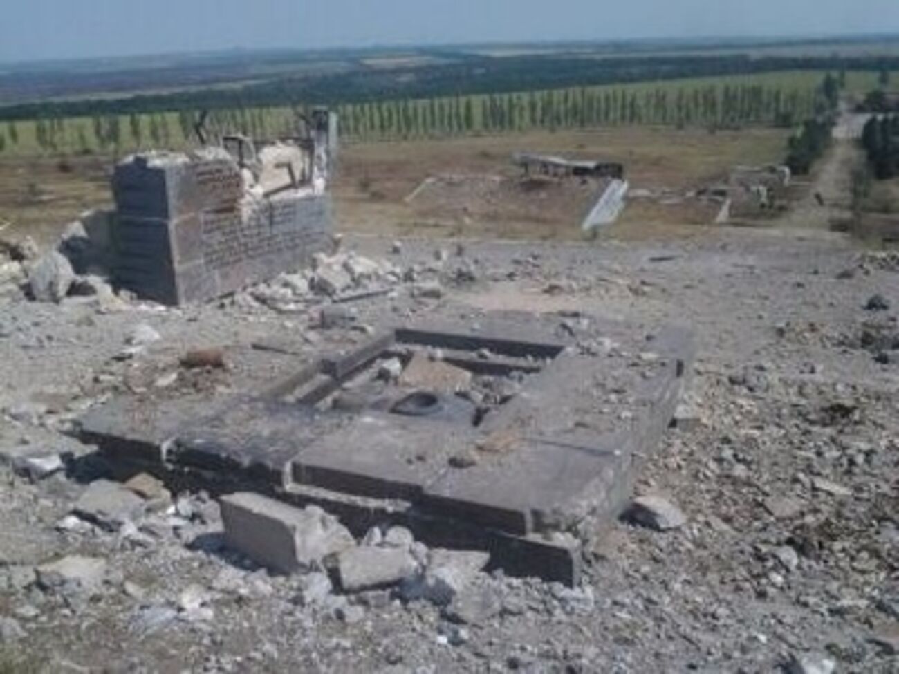 В результате боев мемориал на кургане Саур-Могила практически разрушен