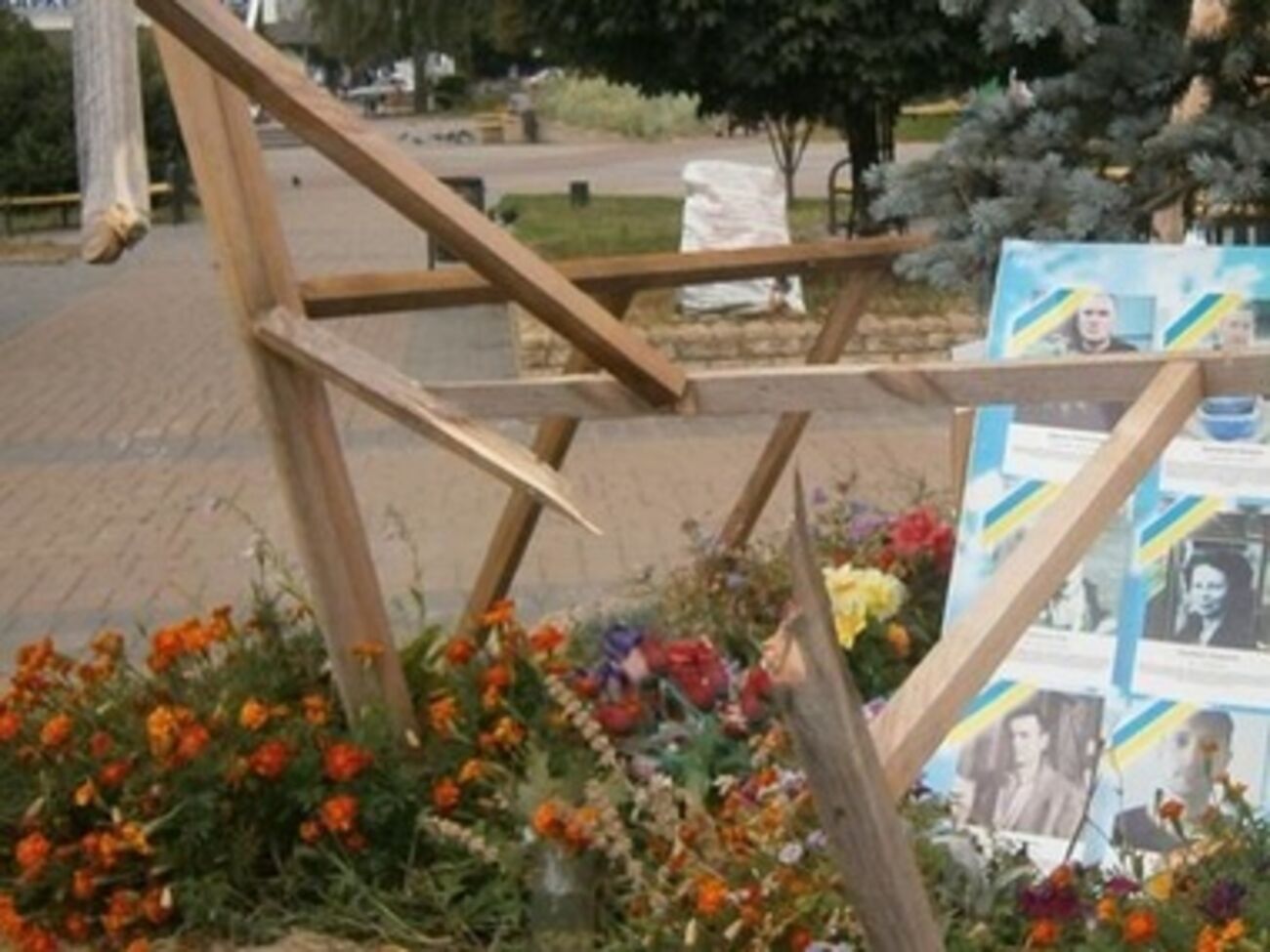 Поврежденный в Броварах мемориал Небесной сотни