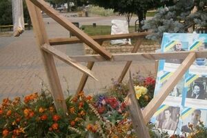 Поврежденный в Броварах мемориал Небесной сотни