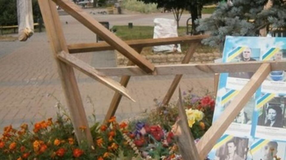 Поврежденный в Броварах мемориал Небесной сотни