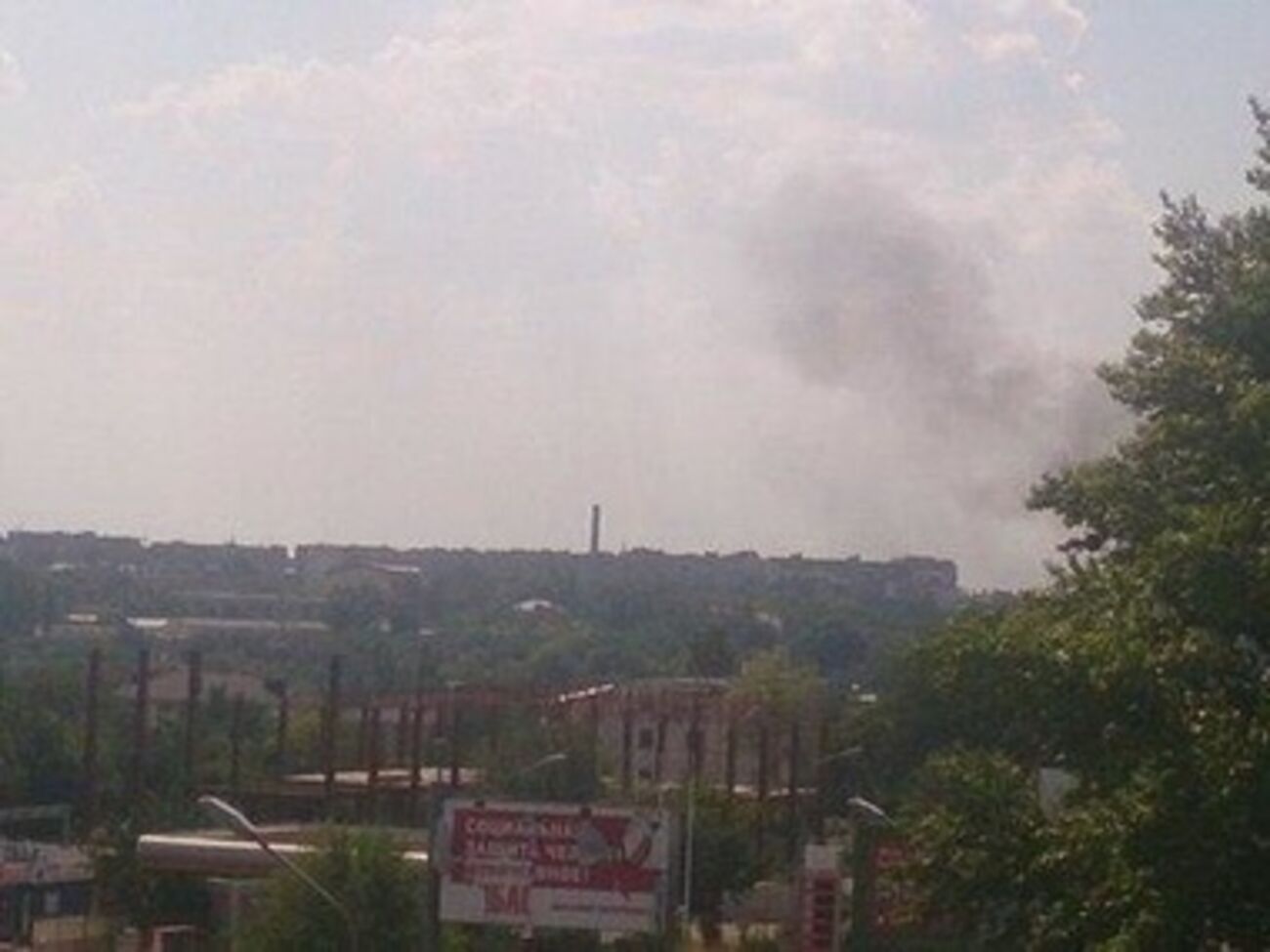 Очевидцы утверждают, что снаряд прилетел из района, контролируемого террористами