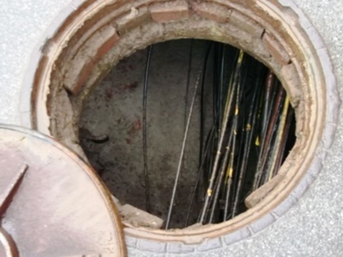 За выходные злоумышленники открыли и обокрали 18 колодцев