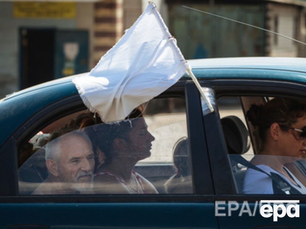 По данным украинских властей, колонна переселенцев ехала с белыми флагами