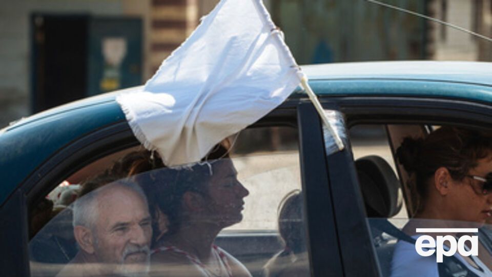 По данным украинских властей, колонна переселенцев ехала с белыми флагами