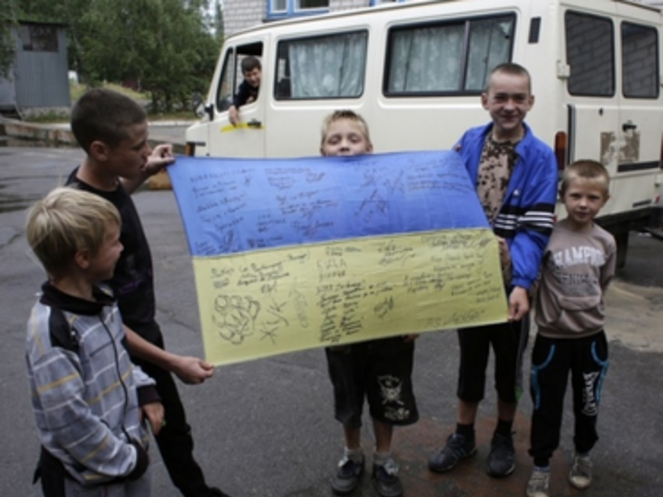 Дети были рады своим освободителям и подготовили им флаг с автографами и пожеланиями