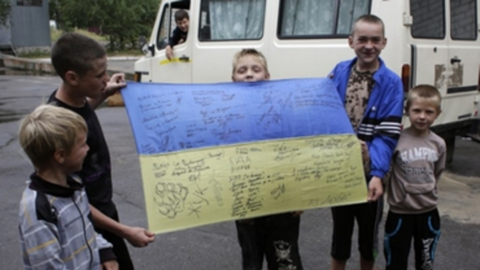 Дети были рады своим освободителям и подготовили им флаг с автографами и пожеланиями