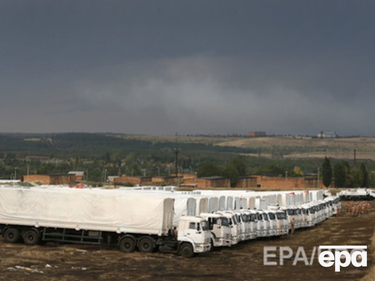 Грузовики с якобы гуманитарной помощью для Украины стоят в поле с 14 августа