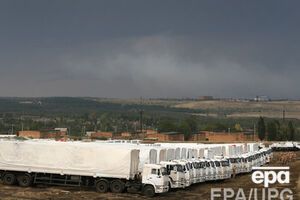 Грузовики с якобы гуманитарной помощью для Украины стоят в поле с 14 августа