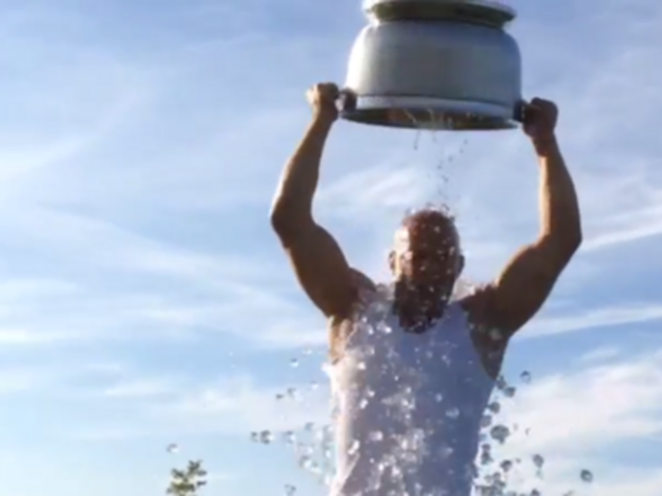 Вин Дизель не побоялся опрокинуть на себя ведро льда