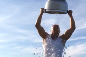 Вин Дизель не побоялся опрокинуть на себя ведро льда