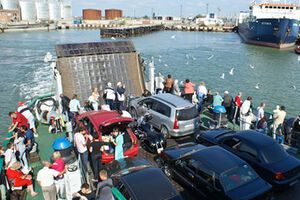 Очереди на паромной переправе в Керчи не уменьшаются