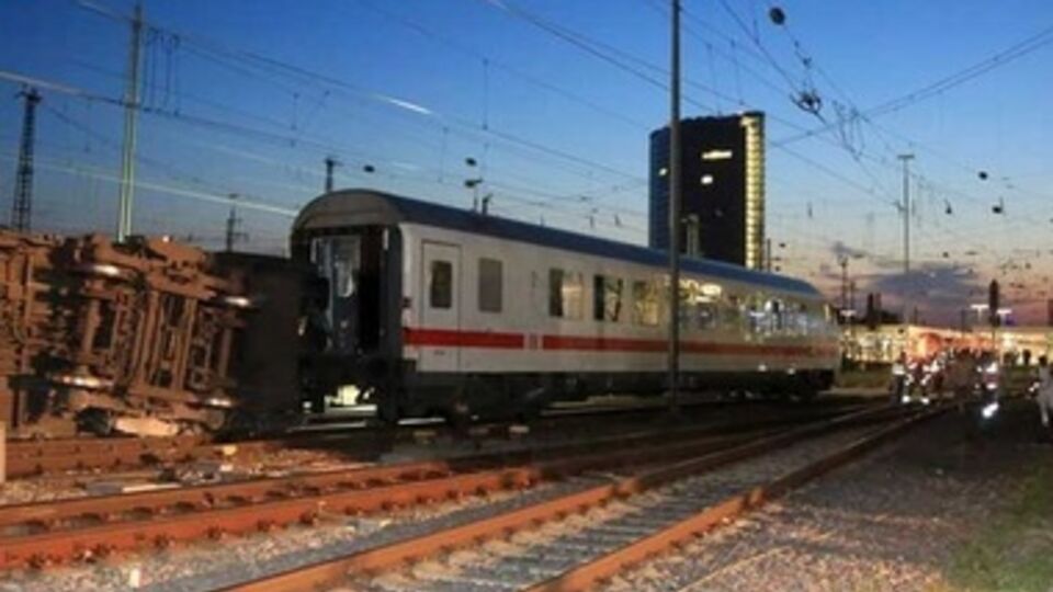 В двух опрокинувшихся вагонах находились 110 человек.