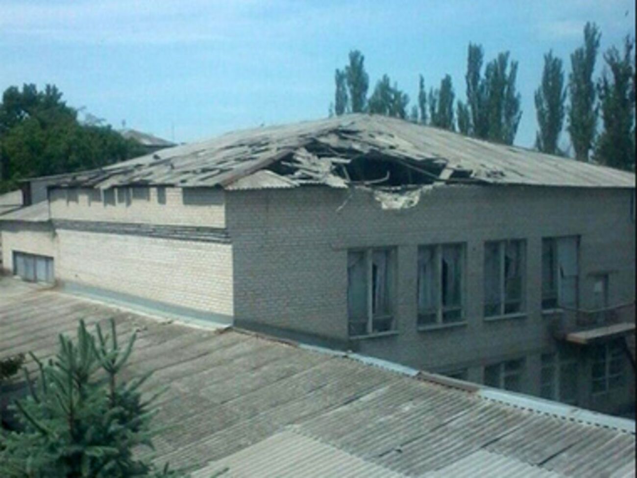 Чаще всего в школах разбиты окна, разрушены кровли.