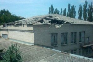 Чаще всего в школах разбиты окна, разрушены кровли.