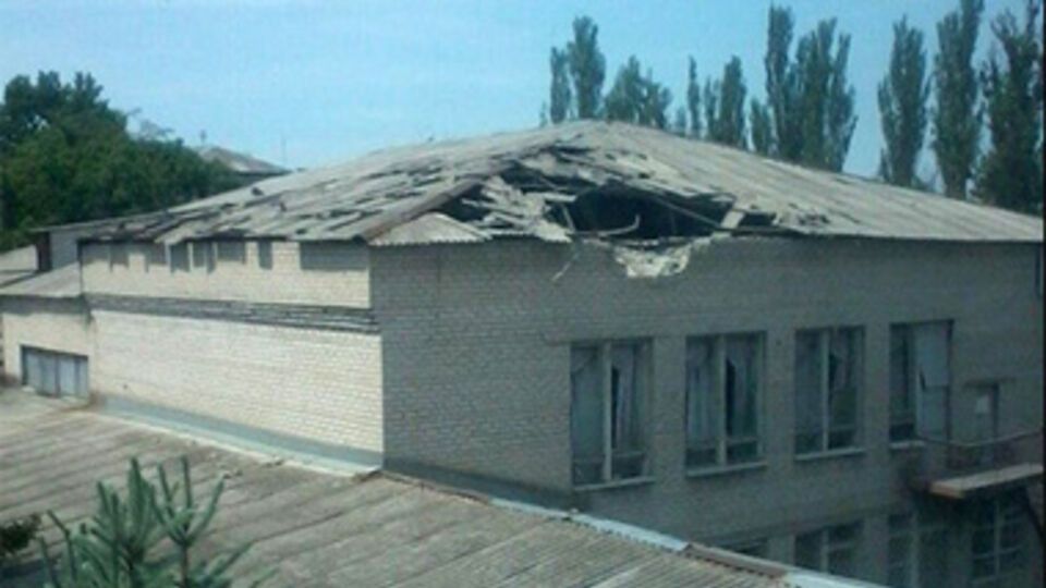 Чаще всего в школах разбиты окна, разрушены кровли.