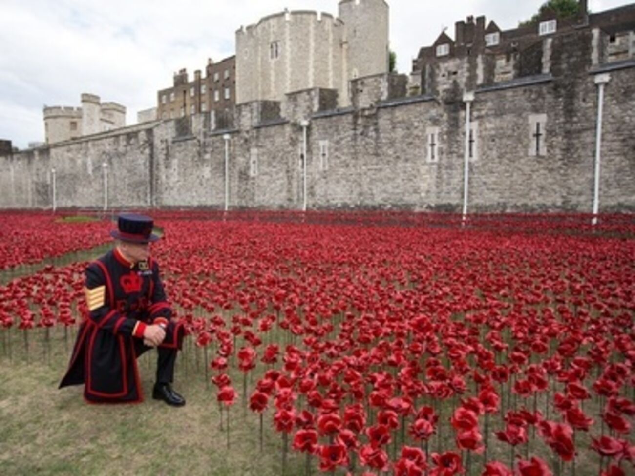 888 246 керамических маков символизируют пролитую кровь британских солдатов