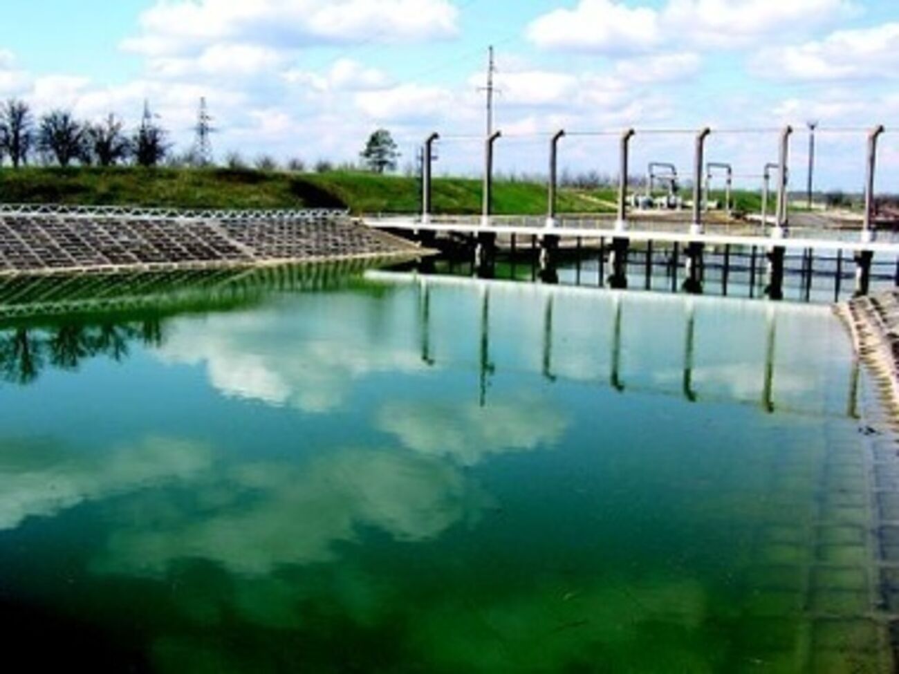 Вода в Херсонскую область все-таки подается.