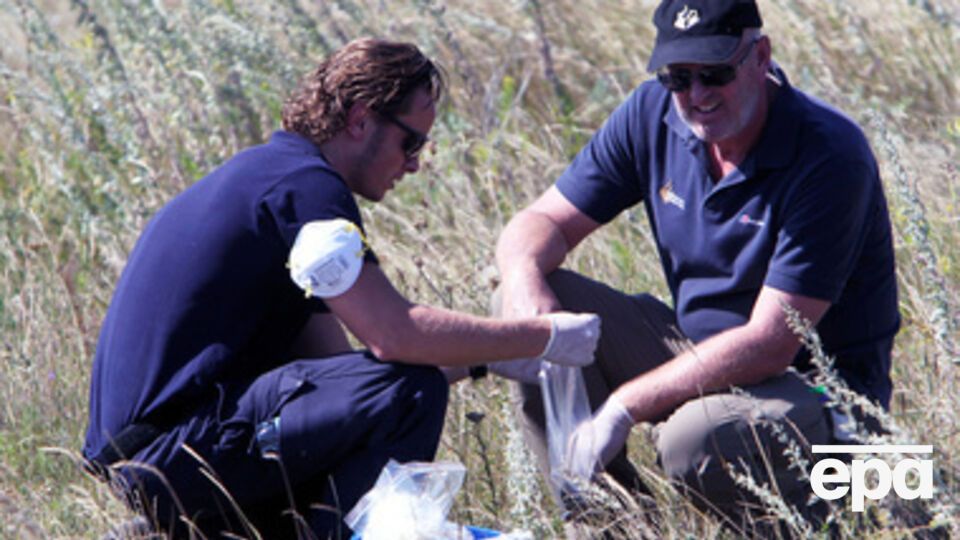 Международные эксперты работают на месте крушения малайзийского самолета с 31 июля