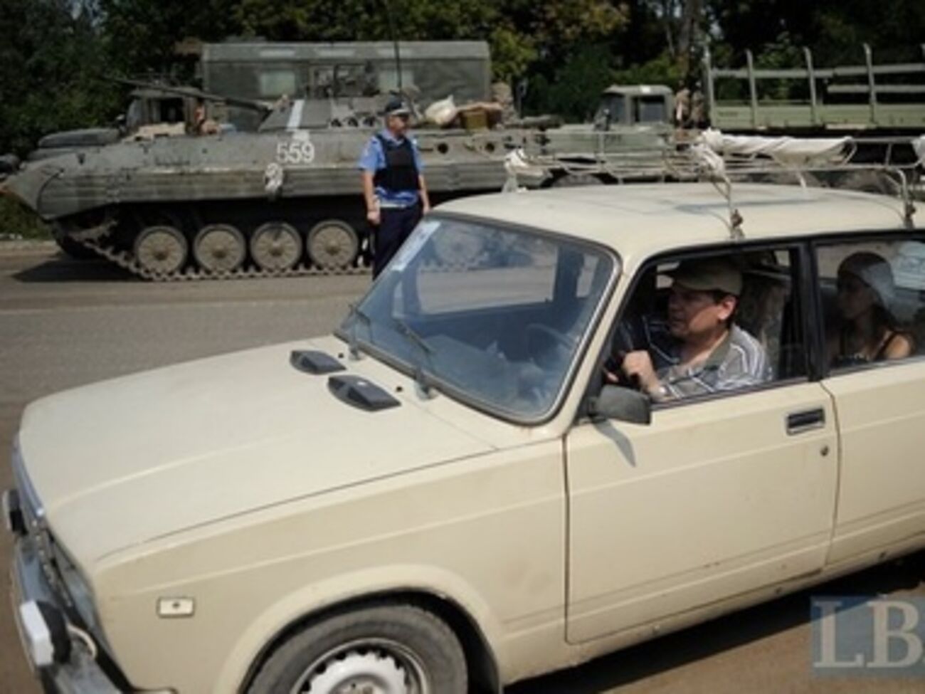 К транзитным пунктам переселенцы добираются как могут