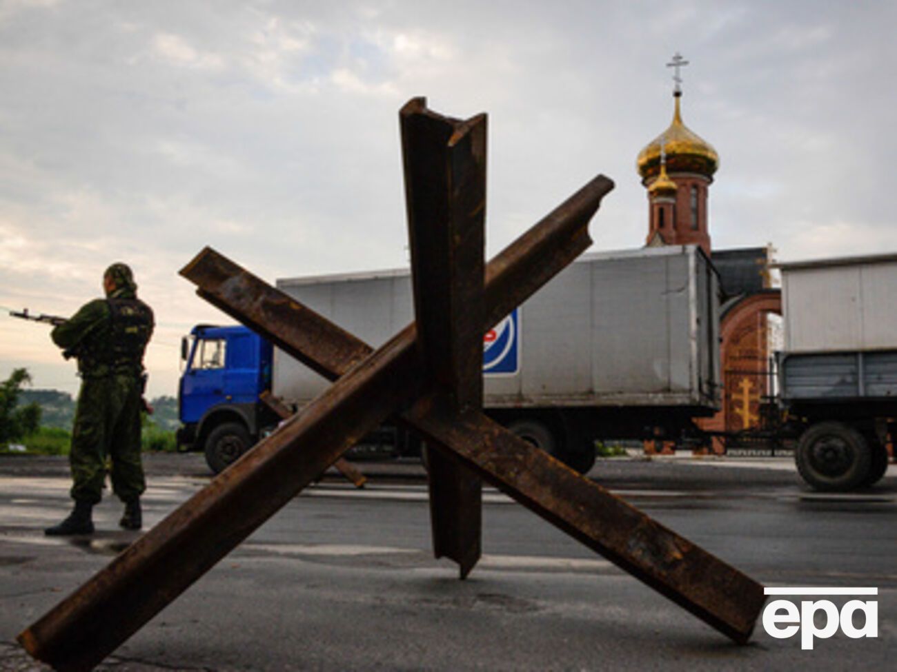По словам бойцов 51-й бригады, они несколько недель были в окружении под постоянным обстрелом "Градами" с территории РФ