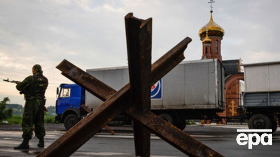 По словам бойцов 51-й бригады, они несколько недель были в окружении под постоянным обстрелом "Градами" с территории РФ