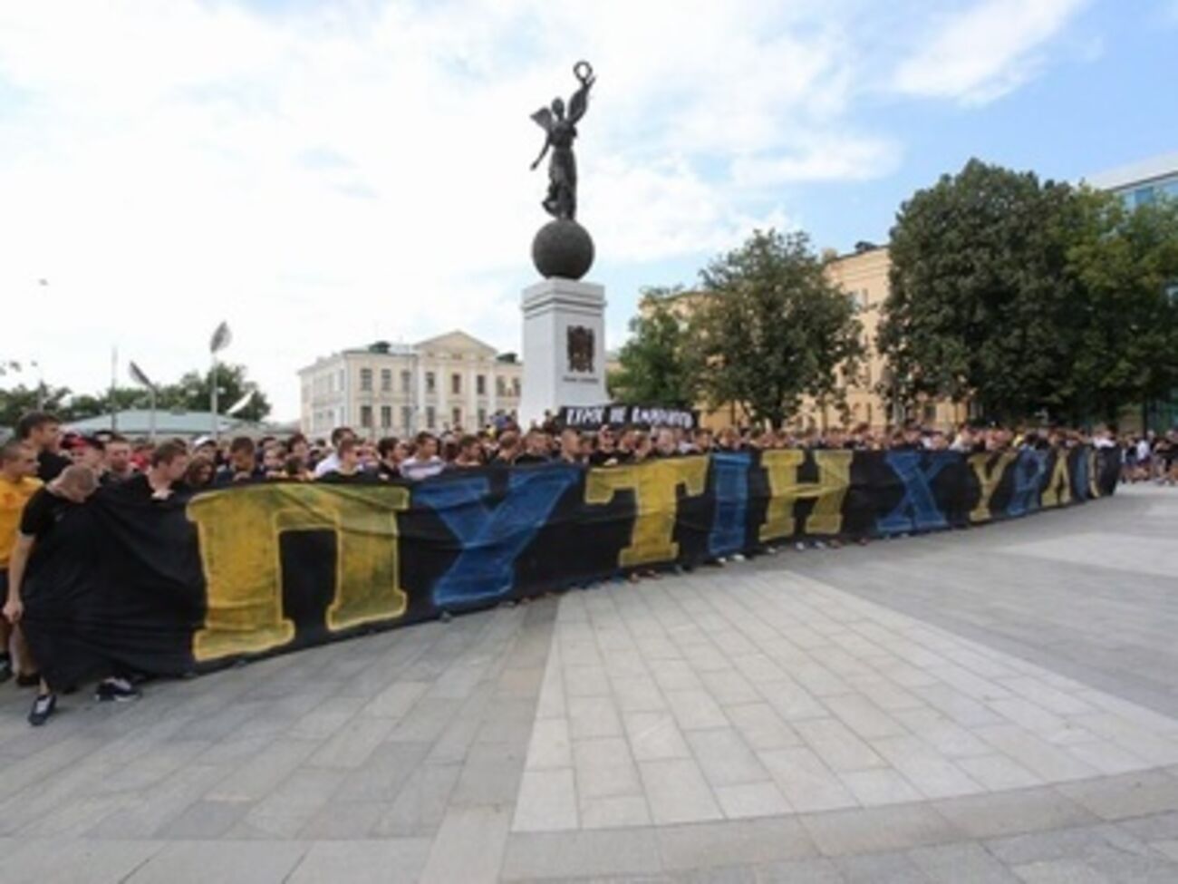 Ультрас "Динамо" и "Металлиста" с песней о Путине прошлись маршем по Харькову. Фоторепортаж