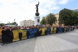 Ультрас "Динамо" и "Металлиста" с песней о Путине прошлись маршем по Харькову. Фоторепортаж